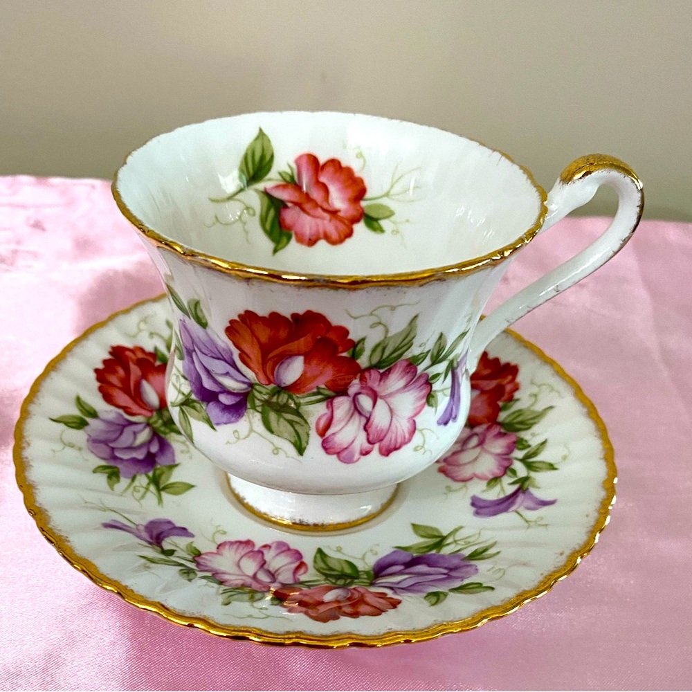 EUC VTG PARAGON SCALLOPED FLORAL BONE CHINA FOOTED TEACUP AND SAUCER
